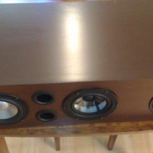 McIce C2SW keskikaiutin + subwoofer McIce IO -laitetasoon sisälle sijoitett