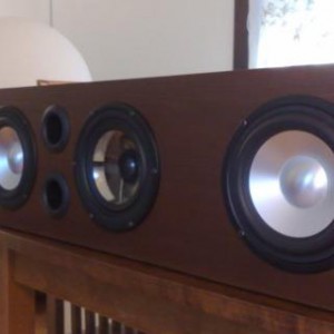 McIce C2SW keskikaiutin + subwoofer McIce IO -laitetasoon sisälle sijoitett